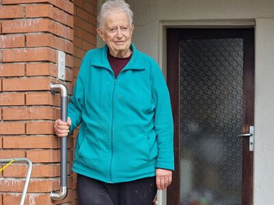 Haltegriffe von Flexo-Handlauf senken die Pflegekosten und entlasten Pfleger und Angehörige