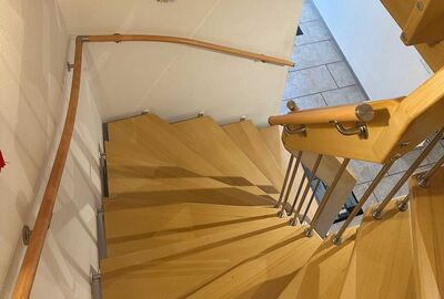 Beidseitiger Flexo Handlauf an einer Treppenmeister-Treppe