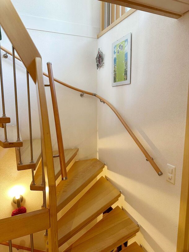 Beidseitiger Flexo Handlauf an einer Treppenmeister-Treppe